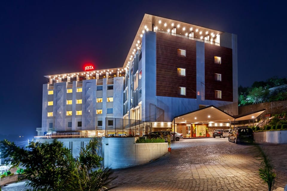 juSTa Luxe Sajjangarh Resort & Spa Udaipur Resort in Udaipur