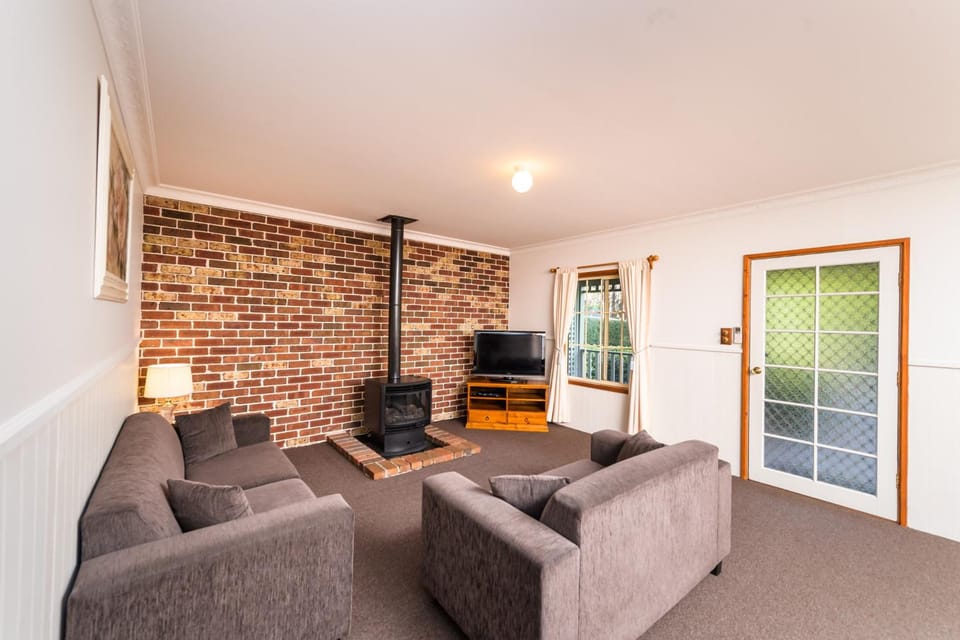 Federation Gardens and Possums Hideaway Lodge in Blackheath