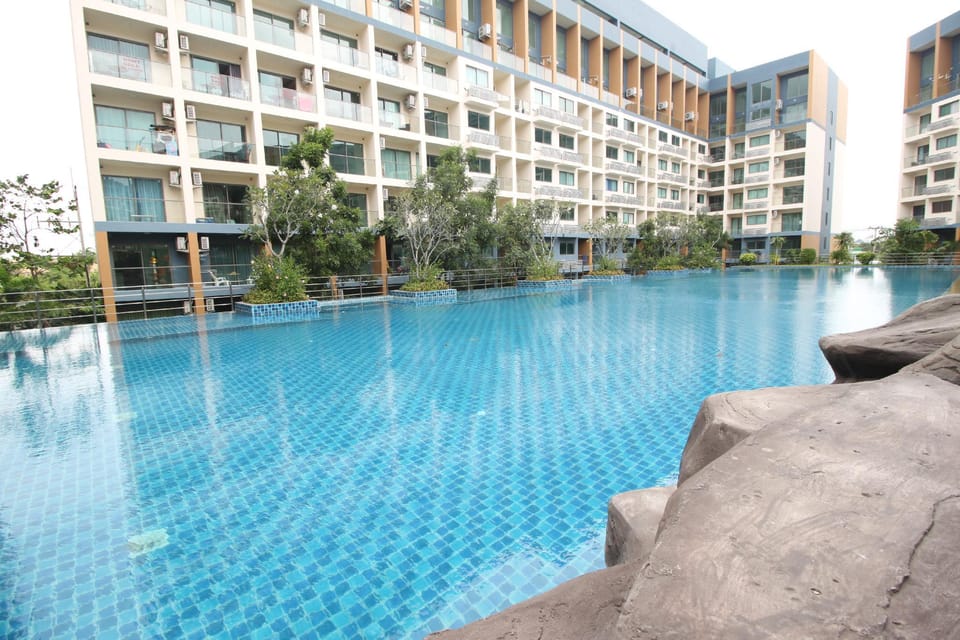Swimming pool [outdoor]