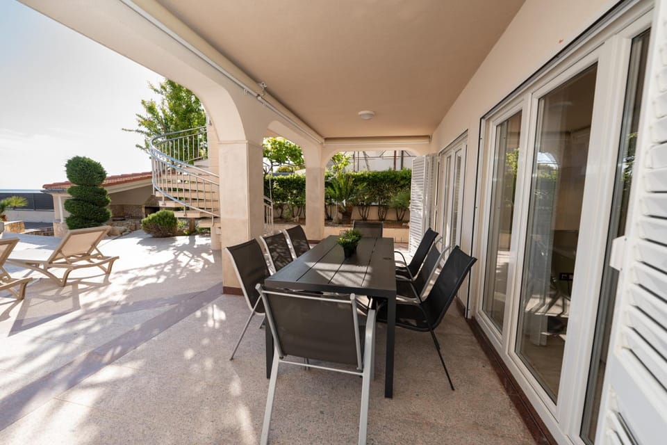 Beachfront Apartments Tolo with Pool Hotel in Novalja