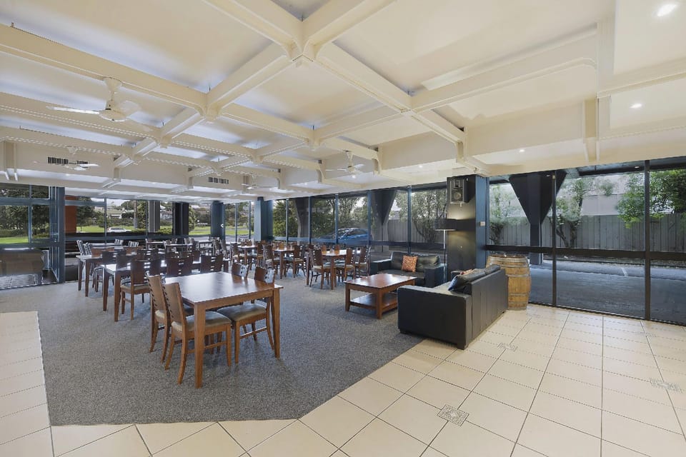 Central Court Warrnambool Hotel in Warrnambool