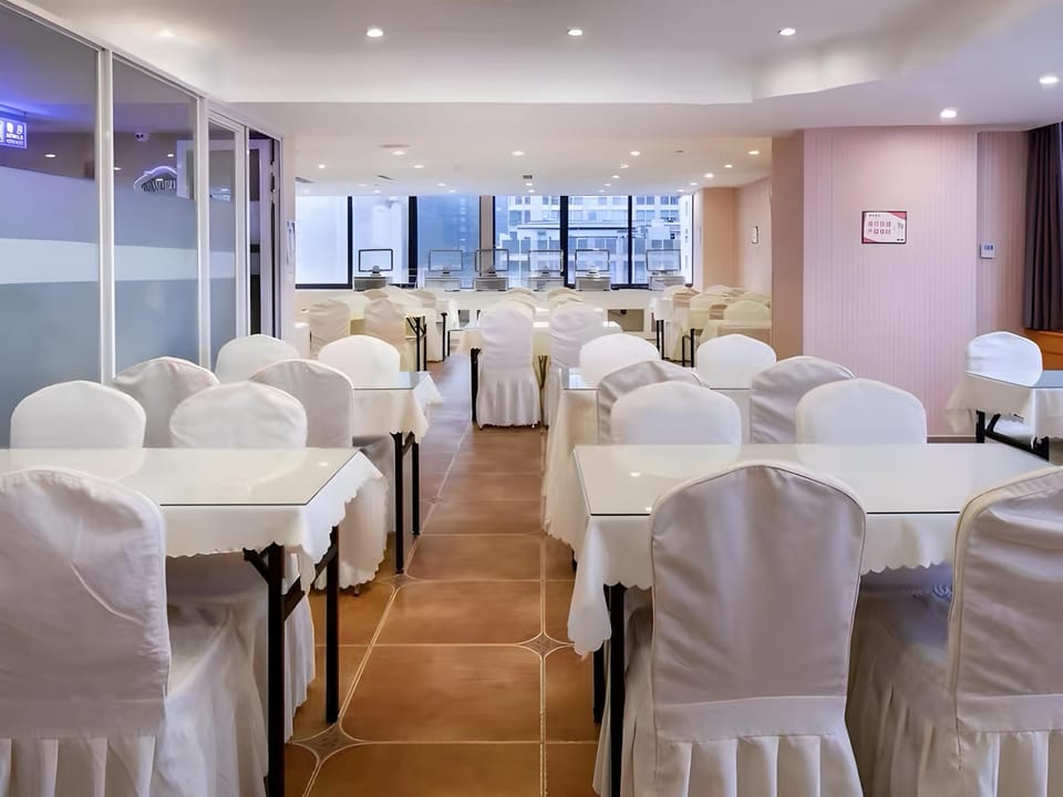 Vienna Hotel Chengdu Taikoo Li Chunxi Road Pedestrian Street Hotel in Chengdu