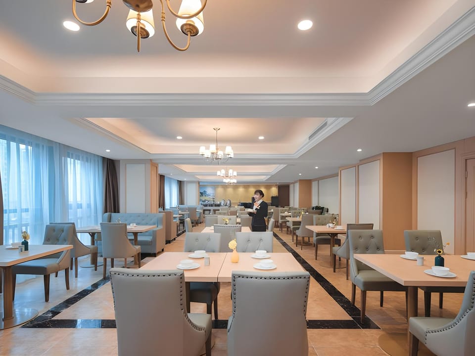 Vienna Hotel Zhejiang Ningbo Haining Leather Market Hotel in Hangzhou