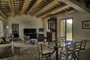 Totally private fenced villa with swimming pool ideal for families - Pet friendly Hotel in Umbria