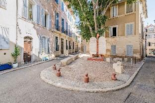 La ColocXL - Magnifique duplex 110 m² - 5 chambres + parking Hotel in La Ciotat