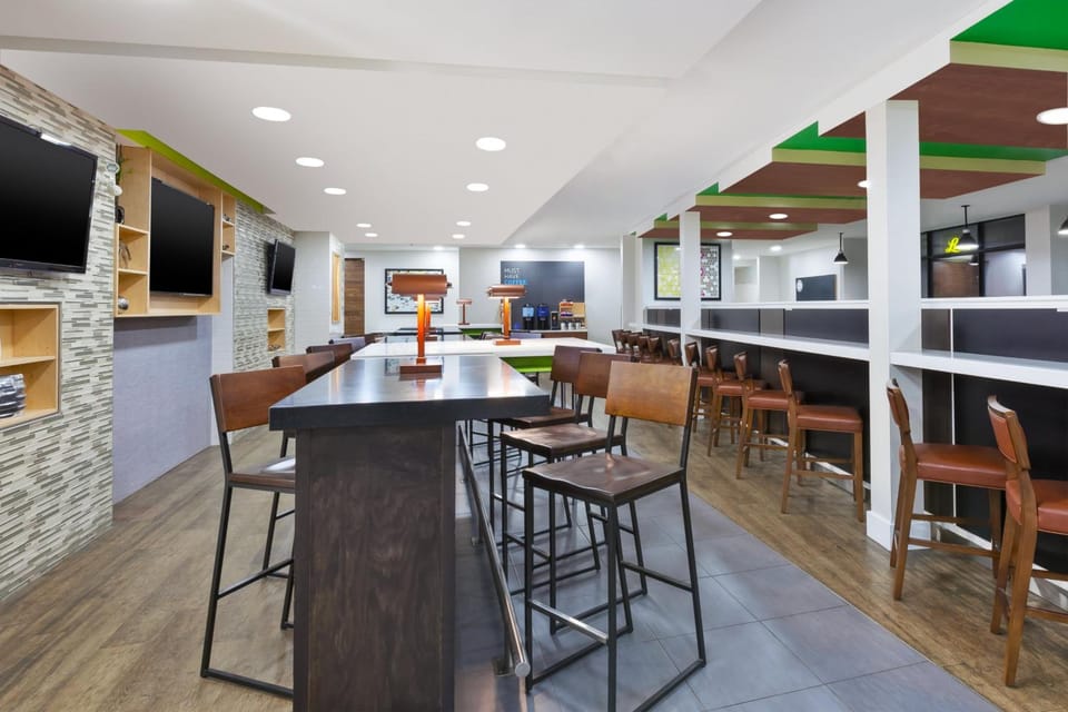 Holiday Inn Express Winnipeg Airport - Polo Park By IHG Hotel in Winnipeg