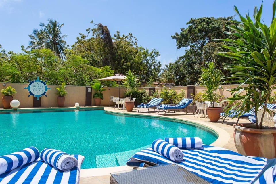 Swimming pool [outdoor]