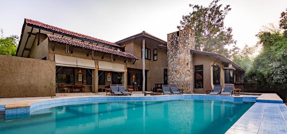 Swimming pool [outdoor]