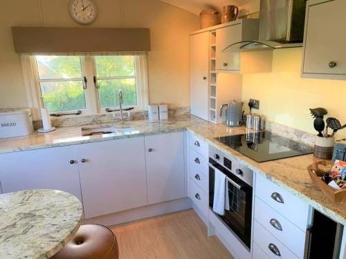 Luxury Shepherds Hut with Superb Views & Fire Pit & walking distance to a superb Gastro Pub Lodge in West Devon District