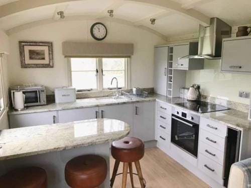 Stunning Shepherds Hut with Superb Views & Fire Pit near a Superb Gastro Pub Lodge in West Devon District
