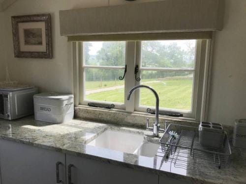 Stunning Shepherds Hut with Superb Views & Fire Pit near a Superb Gastro Pub Lodge in West Devon District