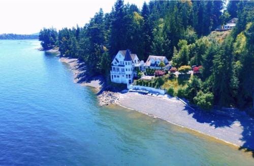Walkon Waterfront Castle Cove Inn Hotel in Chemainus
