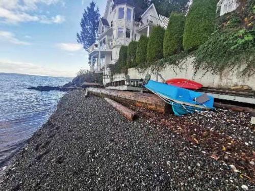 Walkon Waterfront Castle Cove Inn Hotel in Chemainus