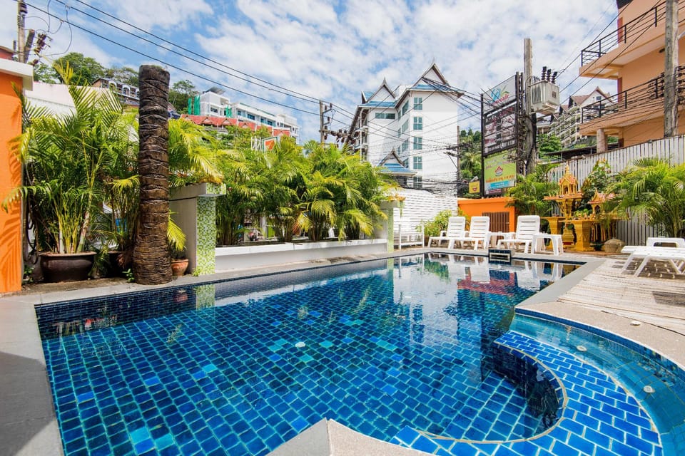 Swimming pool [outdoor]