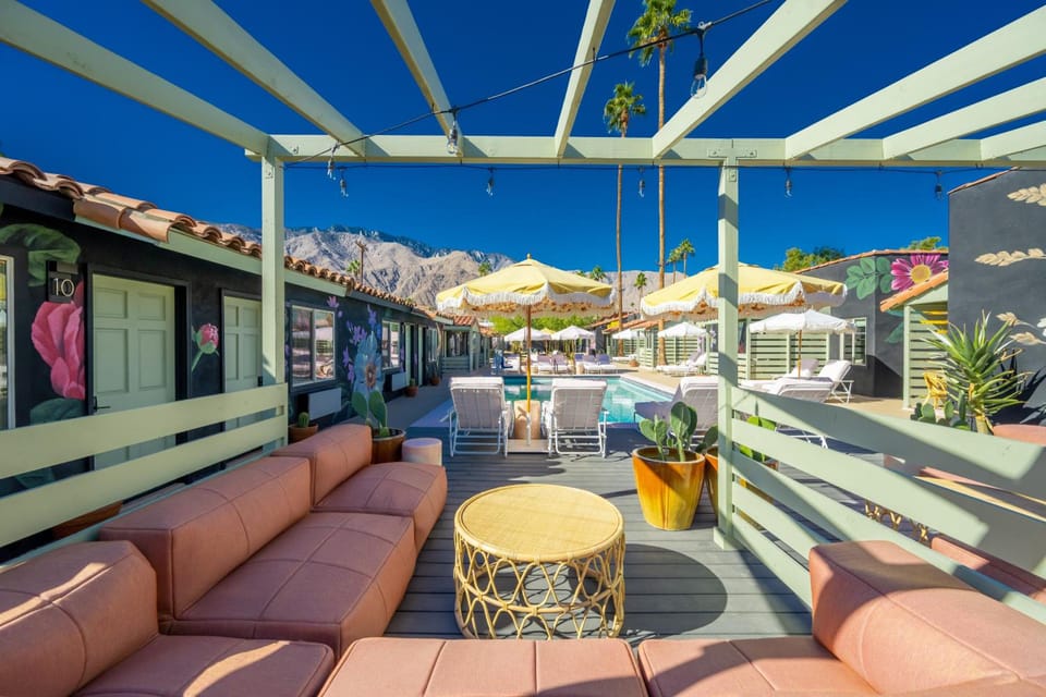 Fleur Noire Hotel - 21 and Over Hotel in Palm Springs