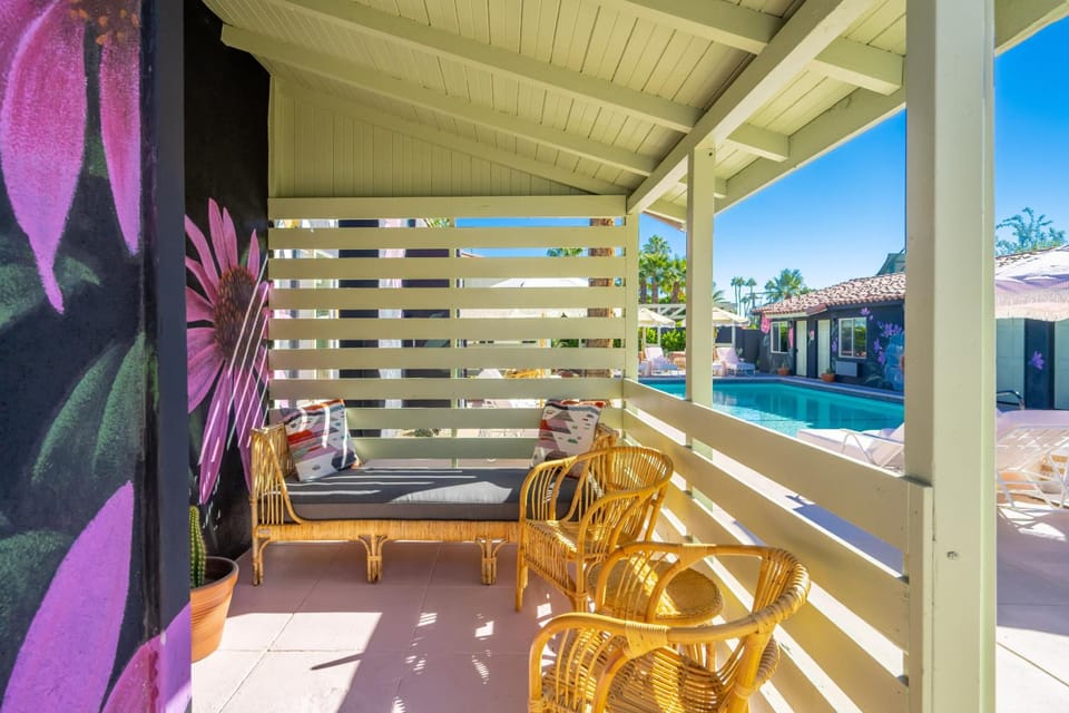 Fleur Noire Hotel - 21 and Over Hotel in Palm Springs