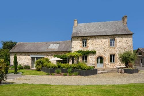 Manoir de la Nogrie - Chambre de charme avec acces privatif - Piscine chauffee sur domaine 5 etoiles Hotel in Brittany