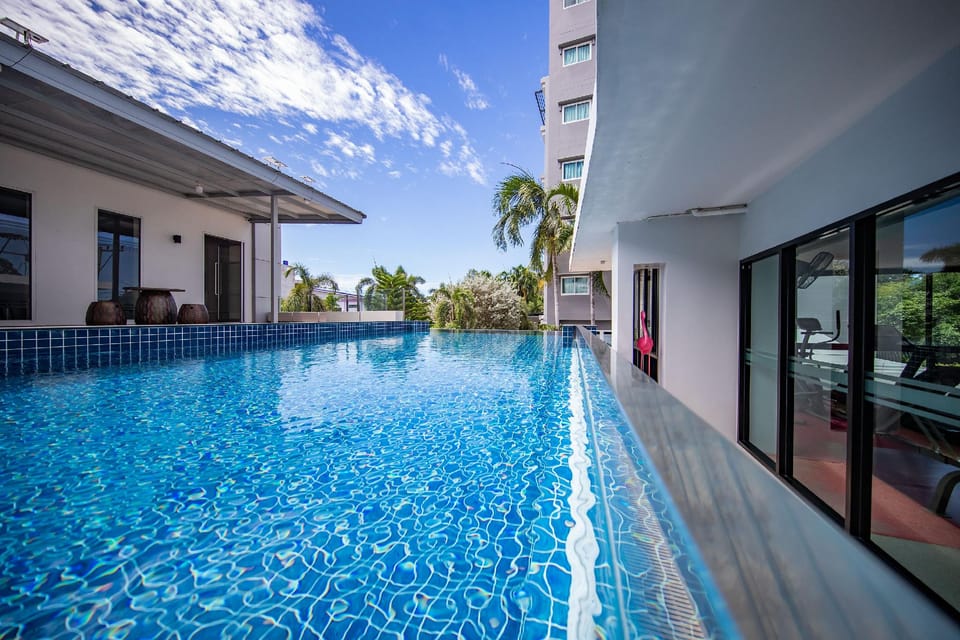 Swimming pool [outdoor]