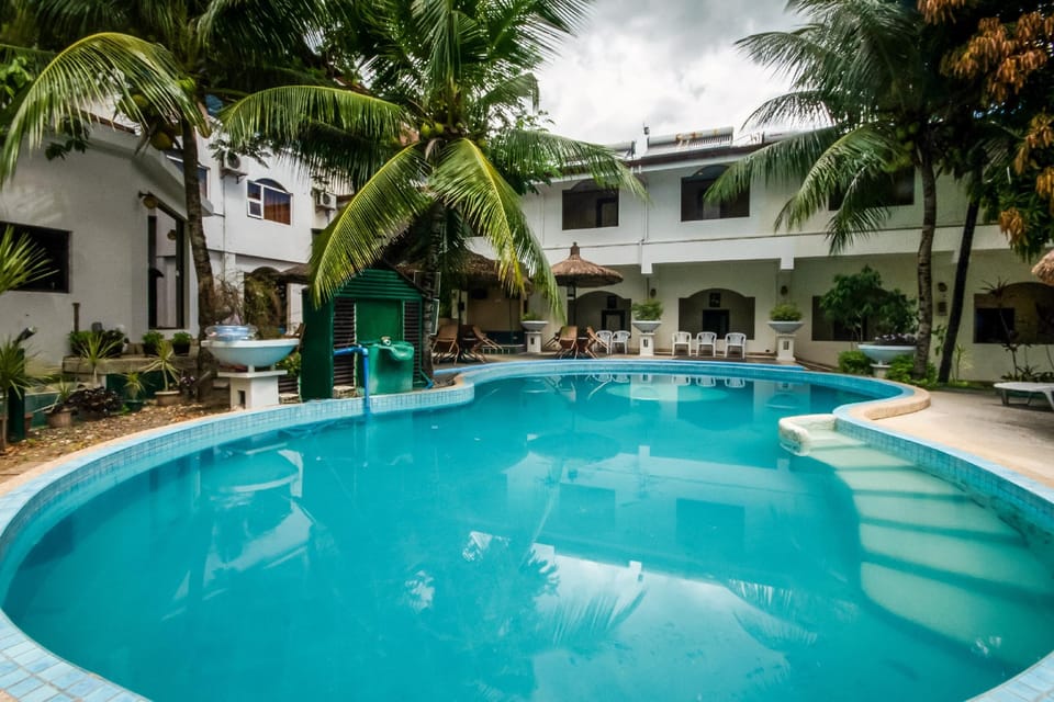 Swimming pool [outdoor]