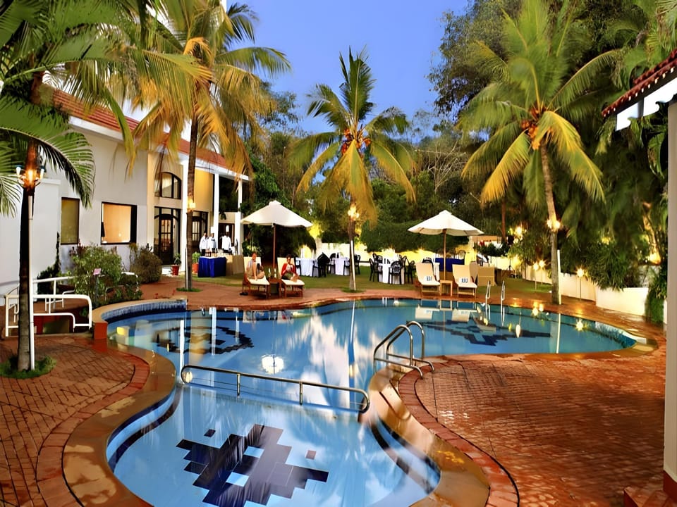 Swimming pool [outdoor]