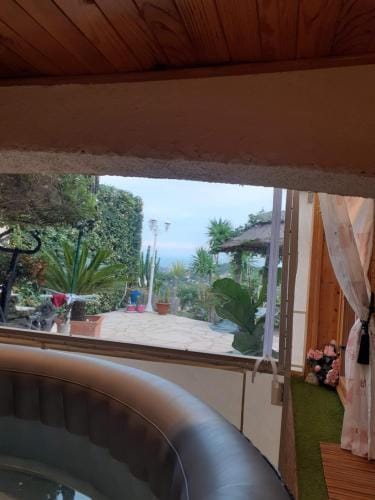 NOUVEAU ! Chambre d'Hote Insolite PRIVEE " CŒURS DE PIRATES a BALI EN PROVENCE" SPA SAUNA MASSAGES d Hotel in Cavalaire-sur-Mer