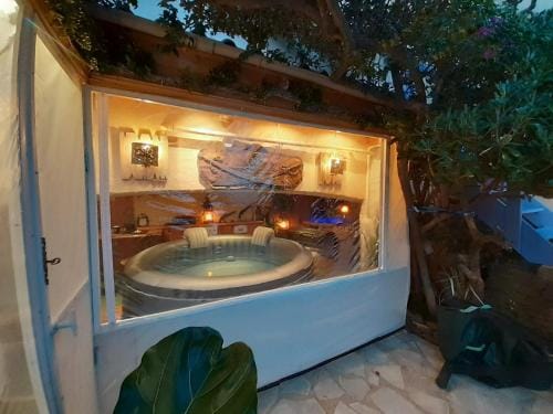 NOUVEAU ! Chambre d'Hote Insolite PRIVEE " CŒURS DE PIRATES a BALI EN PROVENCE" SPA SAUNA MASSAGES d Hotel in Cavalaire-sur-Mer