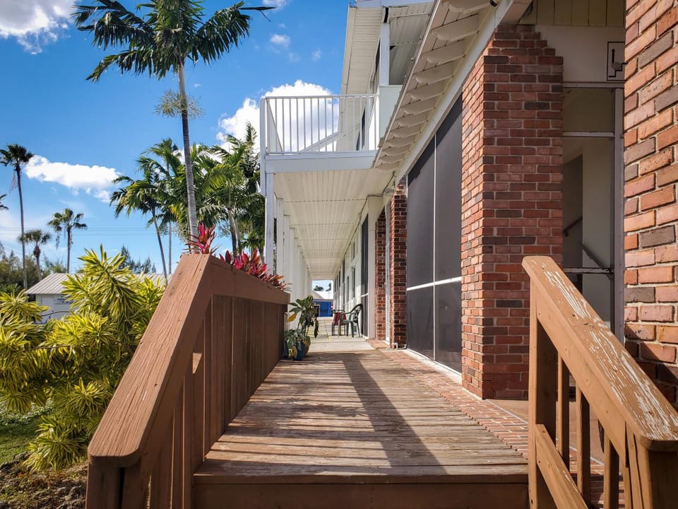 Captain's Table Hotel by Everglades Adventures Hotel in Everglades City