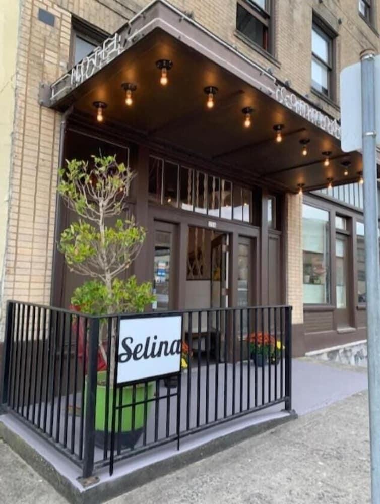 Selina Commodore Astoria Hotel in Astoria