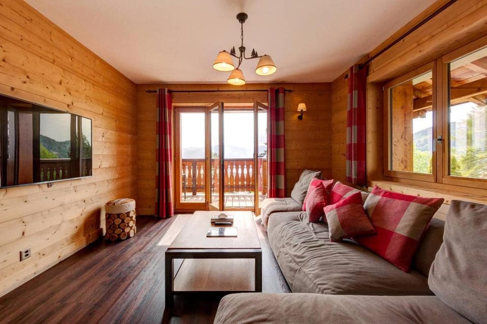Shared lounge/TV area