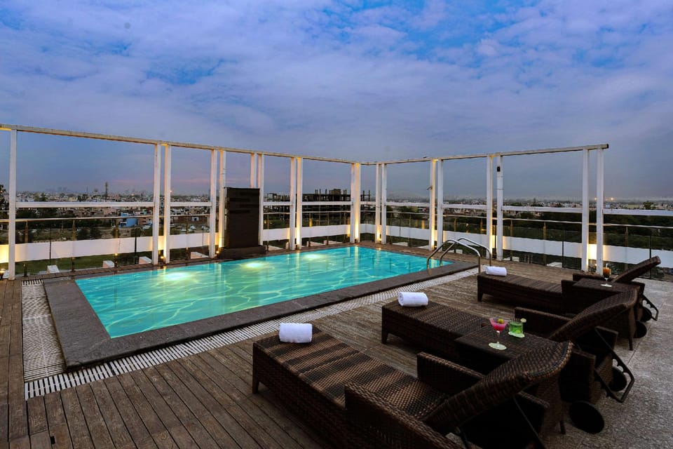 Swimming pool [outdoor]