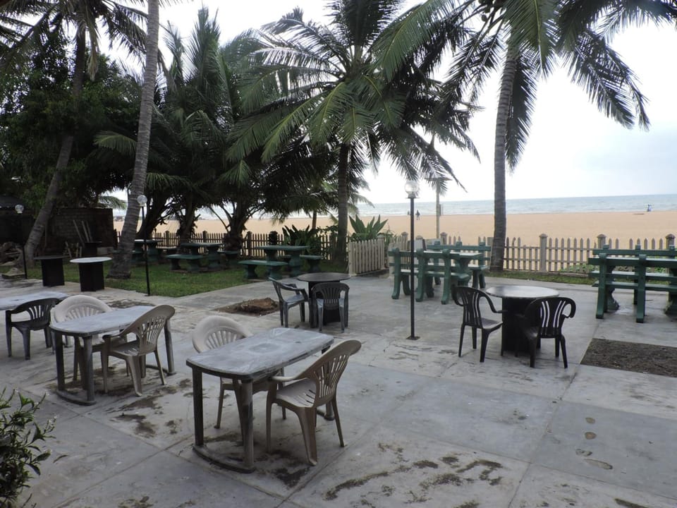 Oasis Beach Resort Hotel in Negombo