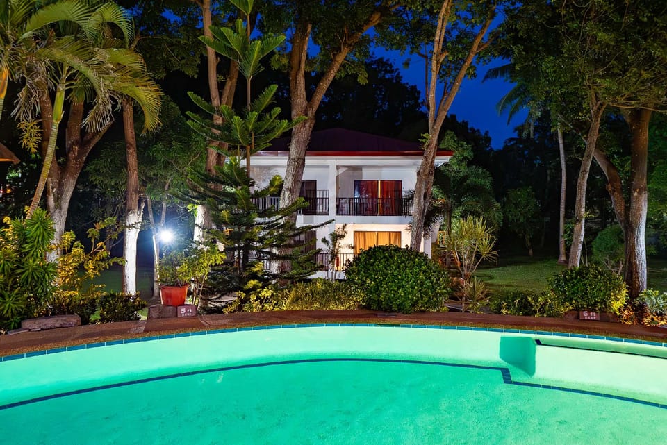 Swimming pool [outdoor]