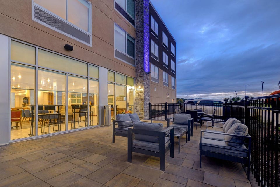Holiday Inn Express And Suites Detroit Dearborn By IHG Hotel in Dearborn