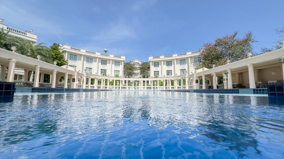 Swimming pool [outdoor]