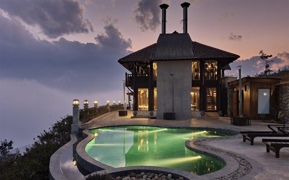 Swimming pool [outdoor]