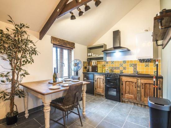 Fern Cottage - Luxurious 1 Bedroom - Blossom Farm Hotel in Wales