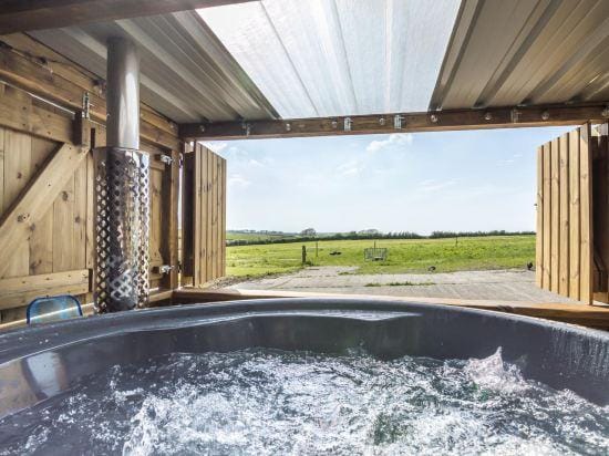 Fern Cottage - Luxurious 1 Bedroom - Blossom Farm Hotel in Wales