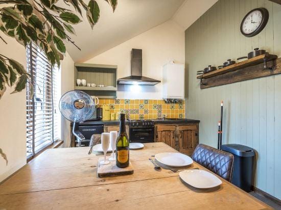 Fern Cottage - Luxurious 1 Bedroom - Blossom Farm Hotel in Wales