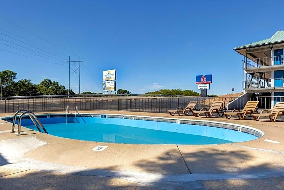 Crestview Inn Hotel in Table Rock Lake