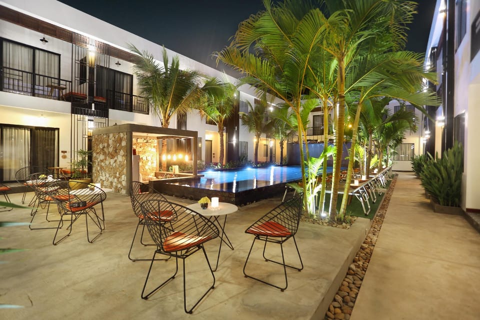 Swimming pool [outdoor]