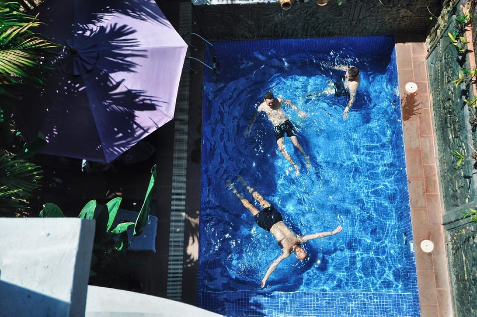 Swimming pool [outdoor]