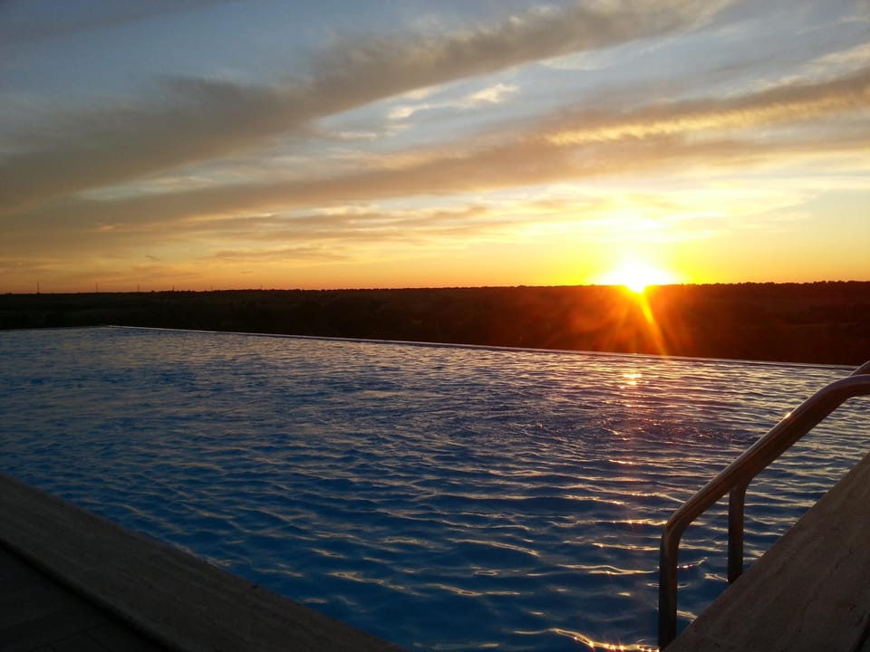 Swimming pool [outdoor]