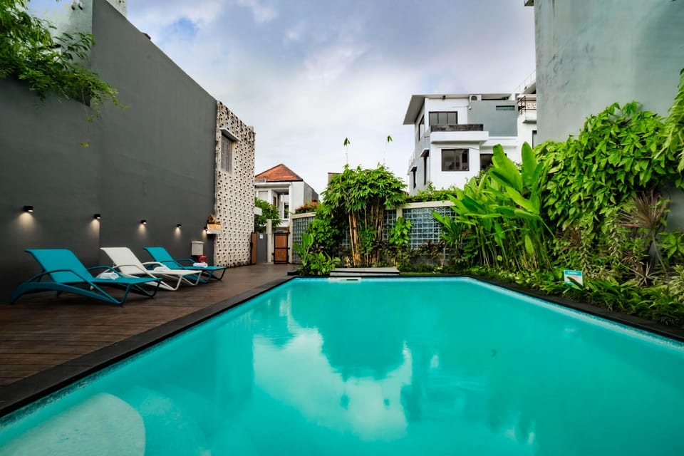Swimming pool [outdoor]