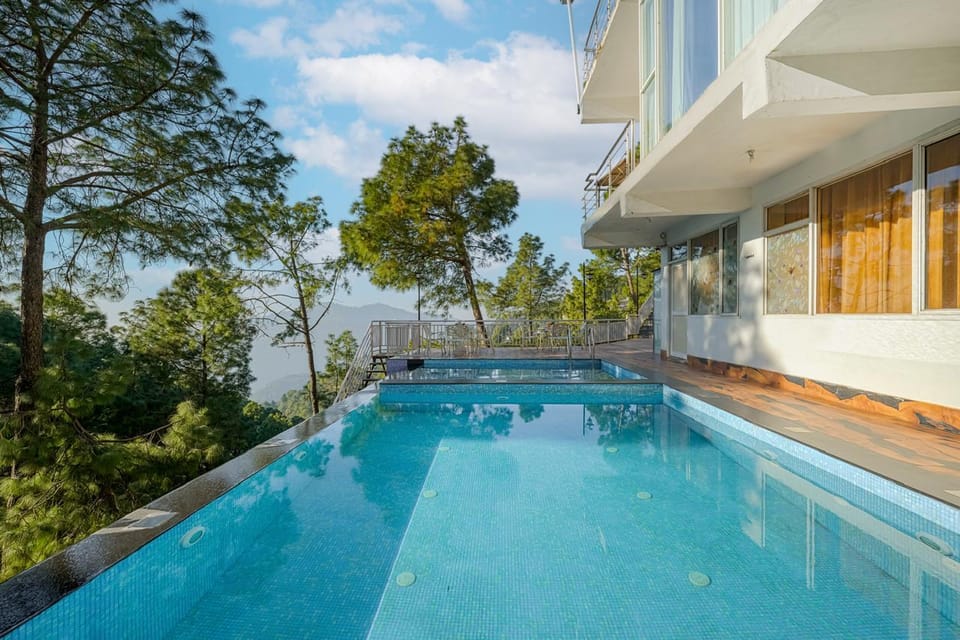 Swimming pool [outdoor]