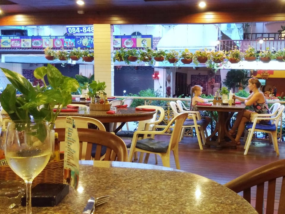 Karon Cafe' Inn Hotel in Phuket