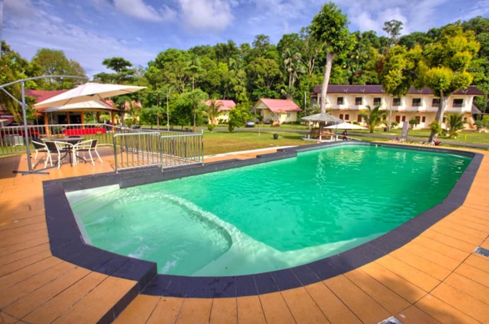 Swimming pool