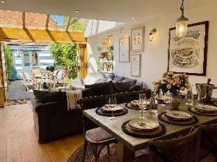 Dolls House - Luxury Townhouse - from 400 Per Night Hotel in Henley-on-Thames
