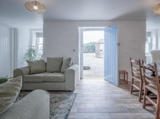 Brook Cottage - 2 Bedroom Cottage - Dale Hotel in Marloes and St. Brides
