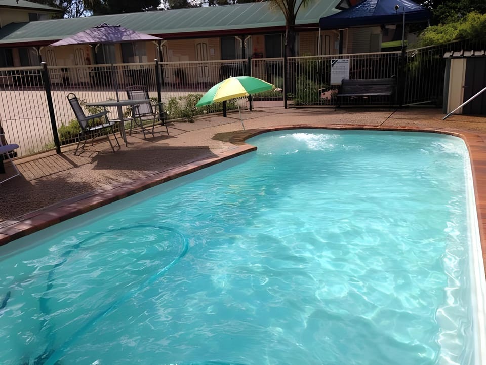 Swimming pool [outdoor]