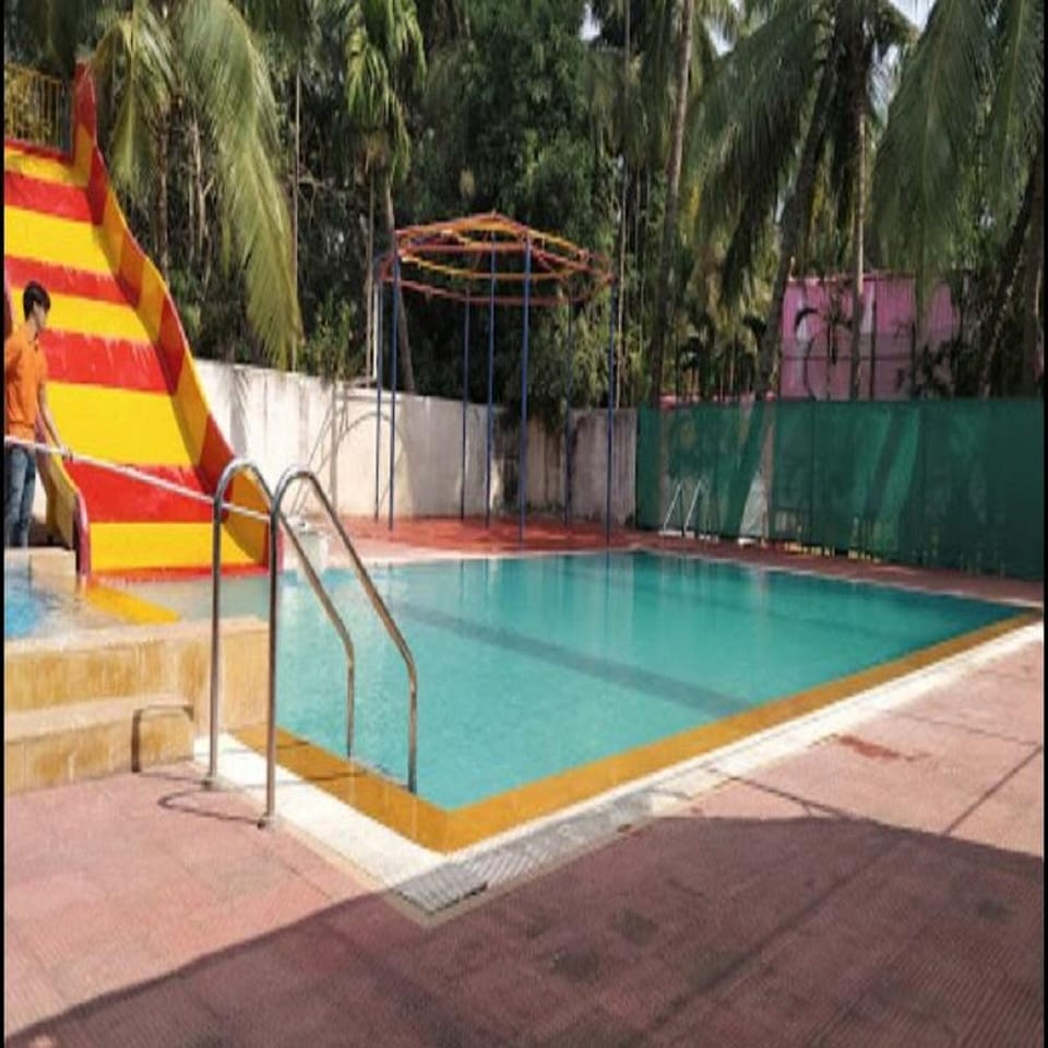 Swimming pool [outdoor]